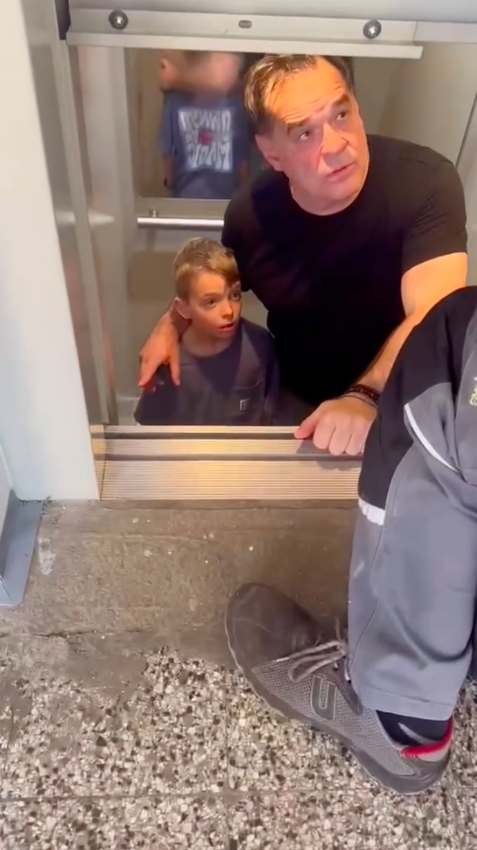 Miroslav Etzler zachoval klid a celou situaci pro fanoušky zdokumentoval.