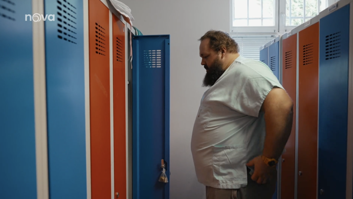 Tomáš Fremr pracuje jako zdravotní sestra v nemocnici.