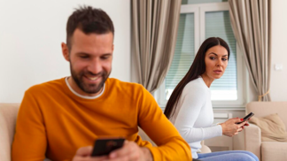 Nevěra může člověka velice potrápit. Nejlepším řešením je odejít.
Nevěra může člověka velice potrápit. Nejlepším řešením je odejít.