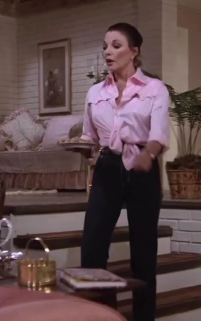 Nejen kostýmky, ale i halenkami je člověk živ. A předvedla to jak Joan Collins v Dynastii...