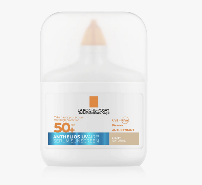 Tónované ochranné sérum La Roche-Posay Anthelios UV Air Serum Sunscreen SPF 50+ Light Natural pleť chrání před škodlivými vlivy UVA i UVB záření, zlepšuje její vzhled a přirozeně ji vyhlazuje. 1109 Kč