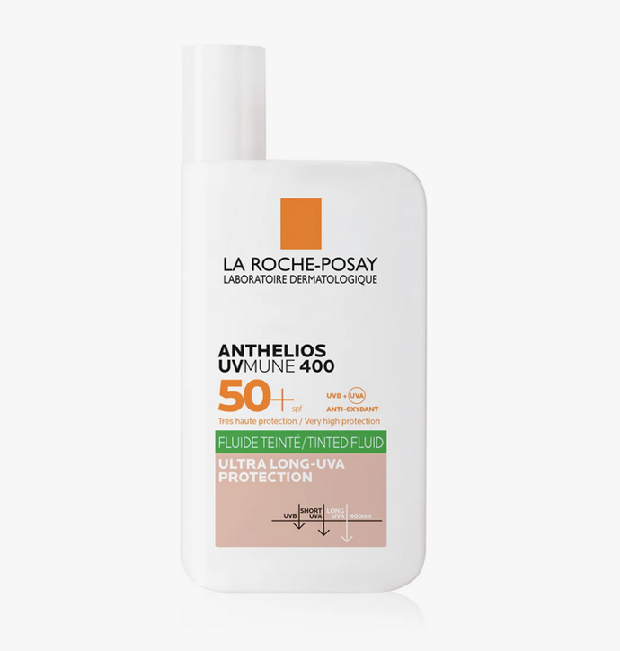 Ultralehký fluid La Roche-Posay Anthelios UVMUNE 400 s SPF 50+, který je určený k použití na obličej, krk a dekolt, je šetrný i k citlivé pleti, voděodolný a nelepivý. Co je ale nejdůležitější, díky unikátním patentovaným technologiím zabraňuje poškození paprsky UVA i UVB. 700 Kč