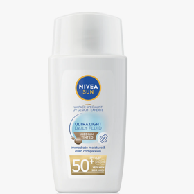 NIVEA SUN tónovací ultra lehký denní krém-fluid SPF 50+ s jemnými barevnými pigmenty vám zajistí bezchybnou pleť. Přizpůsobí se přirozenému tónu pleti a zanechá ji hebkou a matnou. Ultralehká textura se ihned vstřebává, přirozeně sjednocuje tón pleti a zakrývá drobné nedokonalosti. 281 Kč