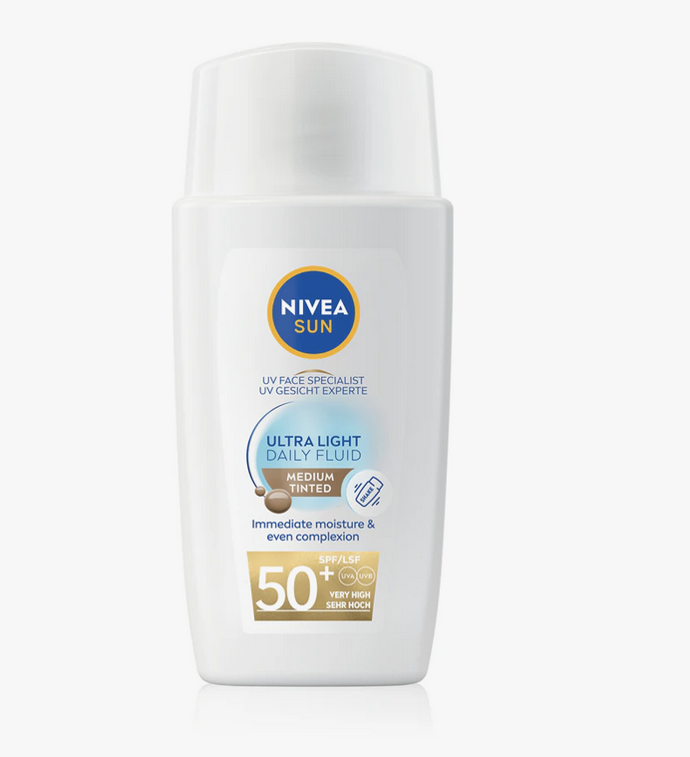 NIVEA SUN tónovací ultra lehký denní krém-fluid SPF 50+ s jemnými barevnými pigmenty vám zajistí bezchybnou pleť. Přizpůsobí se přirozenému tónu pleti a zanechá ji hebkou a matnou. Ultralehká textura se ihned vstřebává, přirozeně sjednocuje tón pleti a zakrývá drobné nedokonalosti. 281 Kč