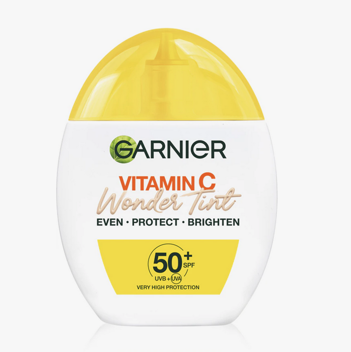 Lehký tónovací fluid SPF 50+ Garnier Vitamin C Wonder Tint zároveň pleť hydratuje, redukuje tmavé skvrny a zanechává ji rozzářenou. 360 Kč