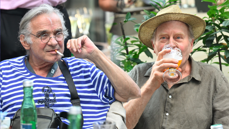 Kaiser s cigaretou v puse, rozjařená Syslová a alkohol tekoucí proudem: Bohémský večírek před premiérou