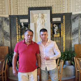 Jakub Jíra s ex premiérem Jiřím Paroubkem. Prý spolu podepsali smlouvu.