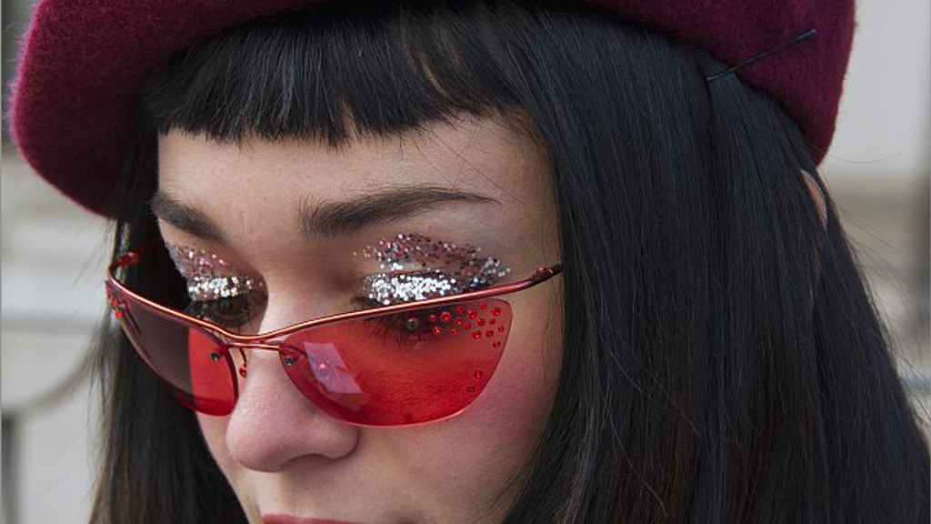 Třpytivé stíny: Trendy líčení, které zaujmou na každém večírku