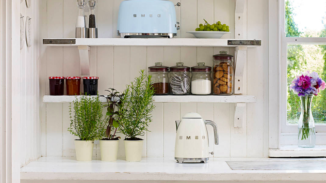 Rychlovarná konvice a toaster z edice Smeg 50's, foto Smeg.cz
