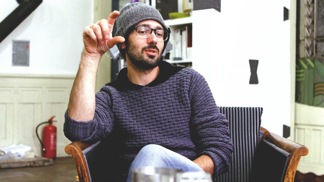Designér Petr Bakoš ve studiu na Senovážném náměstí, které se nachází hned nad galerií Harddecore, kde se svou ženou prodávají módu, šperky a bytové doplňky od talentovaných tvůrců.
