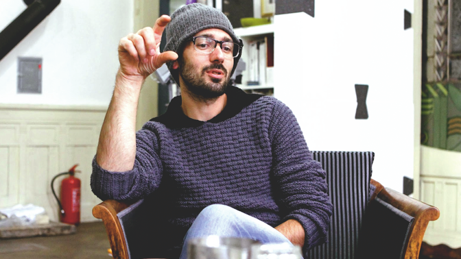 Designér Petr Bakoš ve studiu na Senovážném náměstí, které se nachází hned nad galerií Harddecore, kde se svou ženou prodávají módu, šperky a bytové doplňky od talentovaných tvůrců.
Designér Petr Bakoš ve studiu na Senovážném náměstí, které se nachází hned nad galerií Harddecore, kde se svou ženou prodávají módu, šperky a bytové doplňky od talentovaných tvůrců.