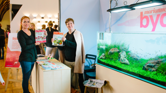 Šéfredaktorka Marianne Bydlení Karolína Hůlová (vpravo) a brandmanažerka Nela Miloševič si to na našem designblokovém stánku odstály. Ale váš zájem jim to vynahradil!
