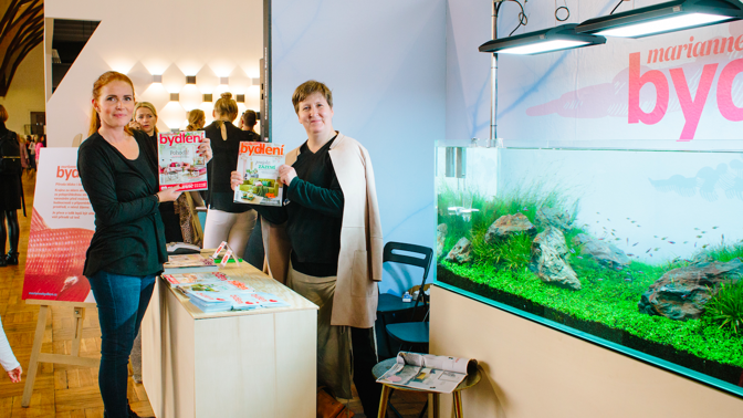 Šéfredaktorka Marianne Bydlení Karolína Hůlová (vpravo) a brandmanažerka Nela Miloševič si to na našem designblokovém stánku odstály. Ale váš zájem jim to vynahradil!
