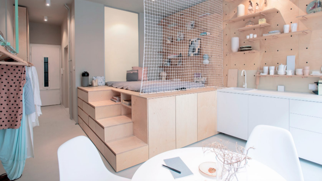 Pódium v Budapešťské bytě pro Airbnb.
