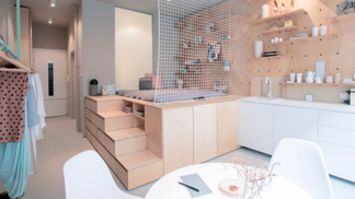 Pódium v Budapešťské bytě pro Airbnb.
