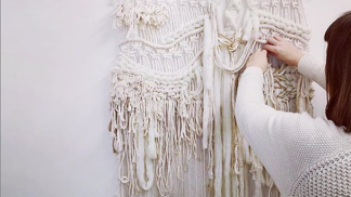 Při výrobě svých dekorací kombinuje Emma Gilvear klasické tkaní a techniku macramé. 
