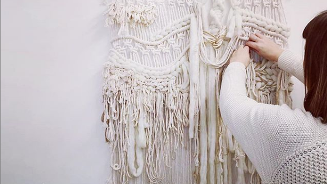 Při výrobě svých dekorací kombinuje Emma Gilvear klasické tkaní a techniku macramé. 
