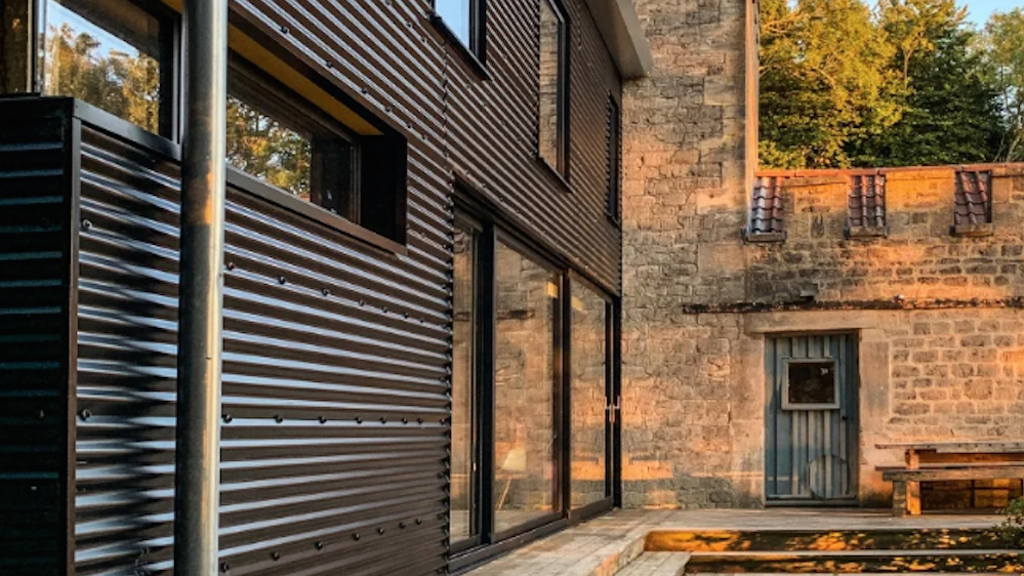 Moderní přístavba k budově z 18. století Moderní přístavba k budově z 18. století