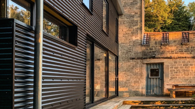 Moderní přístavba k budově z 18. století Moderní přístavba k budově z 18. století