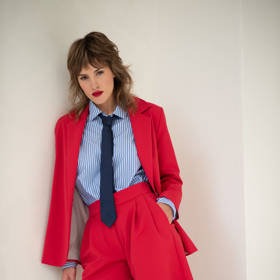 Bermudy můžete nosit s ladícím sakem ve stylu ikonického kostýmku Julie Roberts z filmu Pretty Woman. Bermudy, Sophistic by Veronika, 3790 Kč