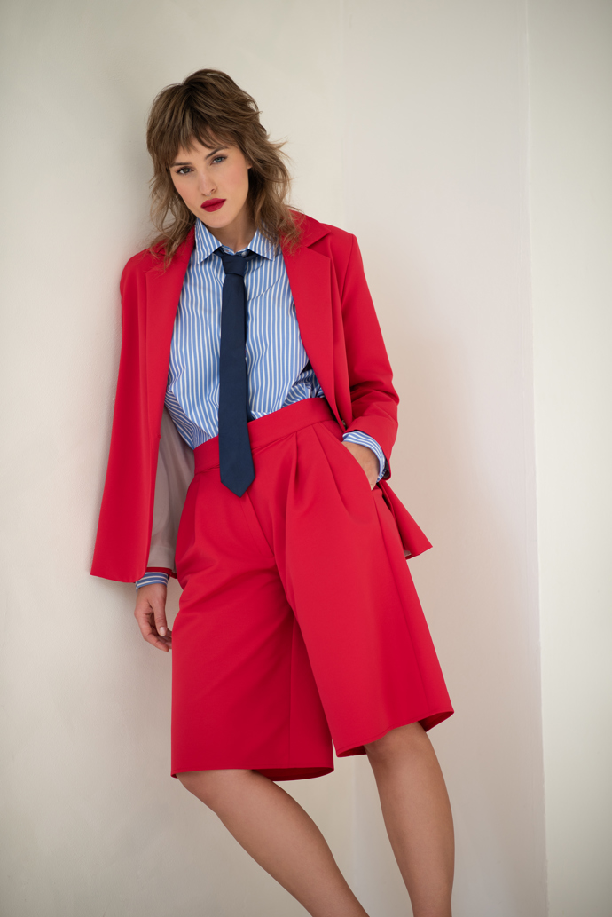 Bermudy můžete nosit s ladícím sakem ve stylu ikonického kostýmku Julie Roberts z filmu Pretty Woman. Bermudy, Sophistic by Veronika, 3790 Kč