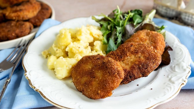 Šťavnatý, křehký a s nádechem nostalgie: Soukenický řízek podle ČSN 