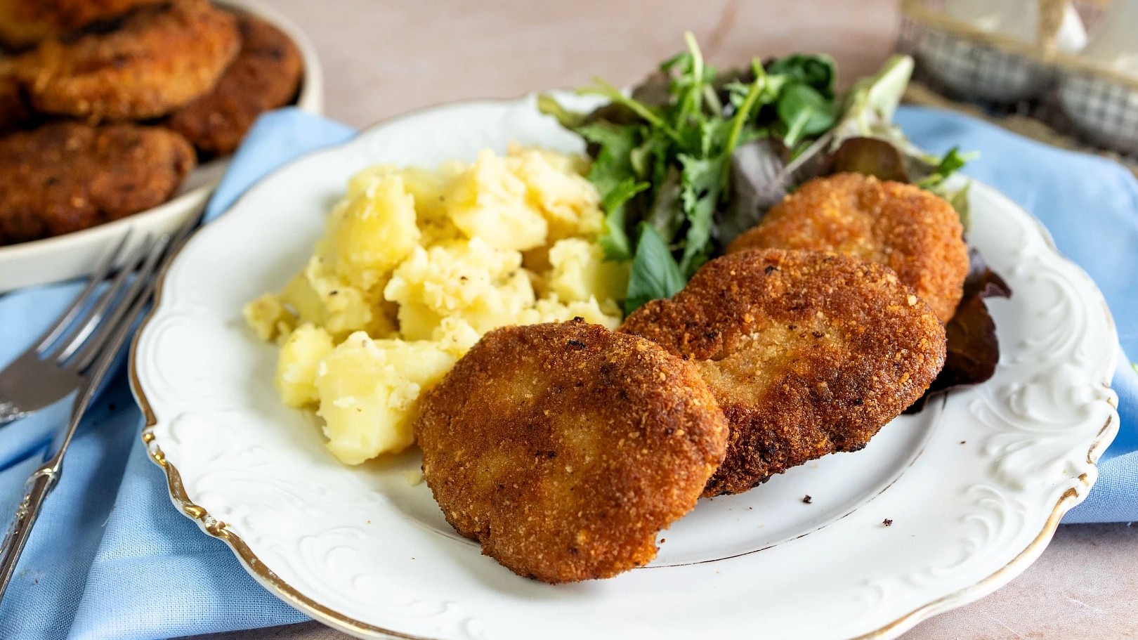 Šťavnatý, křehký a s nádechem nostalgie: Soukenický řízek podle ČSN 