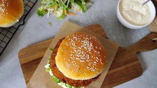 Dostali jste chuť na šťavnatý McChicken burger? Připravit jej doma není těžké a chuť je skvělá! Dostali jste chuť na šťavnatý McChicken burger? Připravit jej doma není těžké a chuť je skvělá!