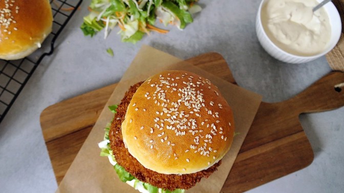 Dostali jste chuť na šťavnatý McChicken burger? Připravit jej doma není těžké a chuť je skvělá!