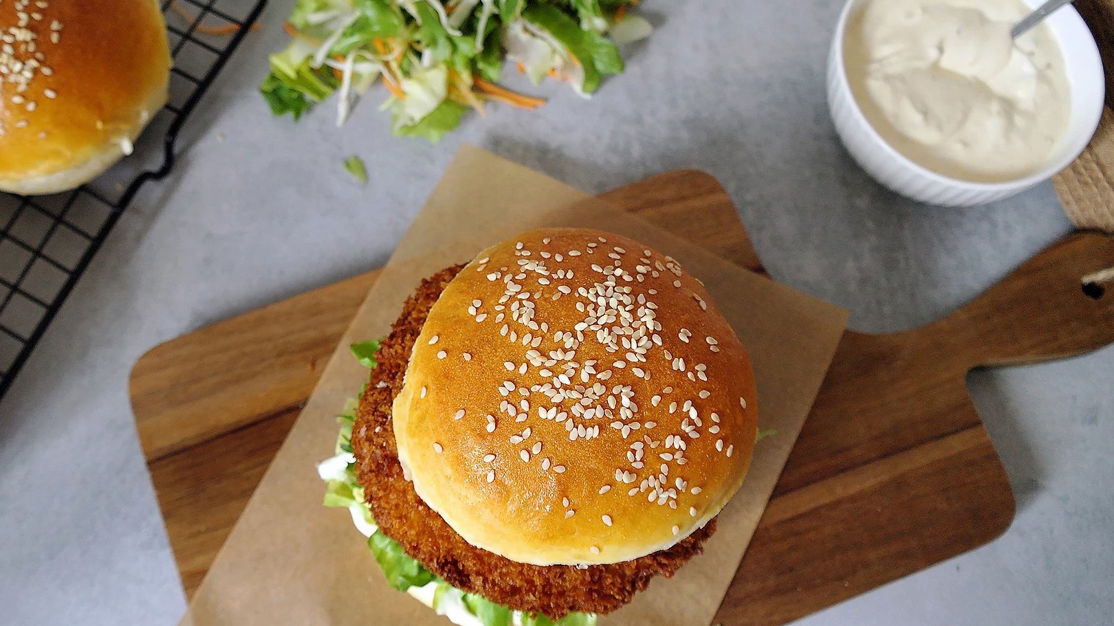 Dostali jste chuť na šťavnatý McChicken burger? Připravit jej doma není těžké a chuť je skvělá!