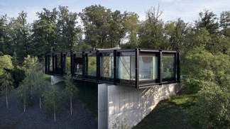 Vila, která se vznáší nad Berounkou: Architektonický zázrak s výhledy na Český kras