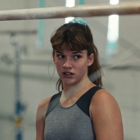 Civilní americký snímek Gymnastka je o šestnáctileté Monice, která chce reprezentovat USA na olympijských hrách. Její ambice nečekaně ukončí nehoda a svět, který si pečlivě budovala, se během okamžiku rozpadá. Monica i její otec se musí vyrovnat s novou situací. Povede se jim to?