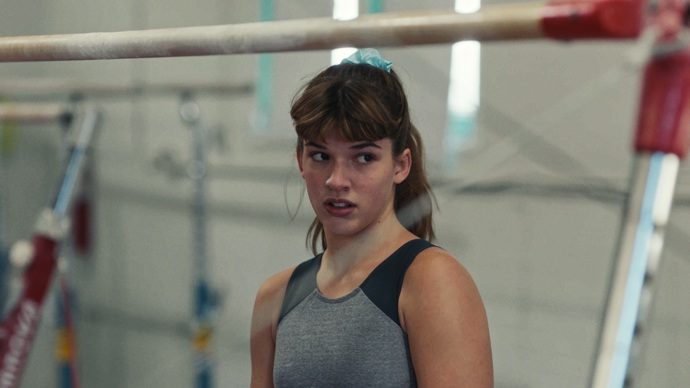 Civilní americký snímek Gymnastka je o šestnáctileté Monice, která chce reprezentovat USA na olympijských hrách. Její ambice nečekaně ukončí nehoda a svět, který si pečlivě budovala, se během okamžiku rozpadá. Monica i její otec se musí vyrovnat s novou situací. Povede se jim to?