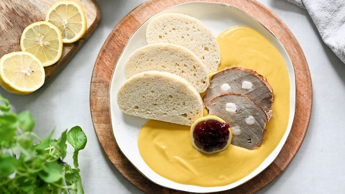 Jak na královnu českých omáček: Svíčkovou podle tohoto receptu zvládnete bez problému