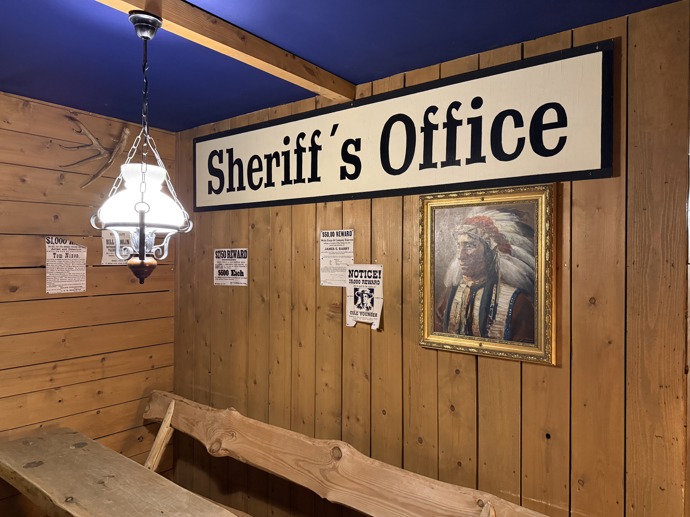 Součástí resortu byl i stylový saloon inspirovaný americkým Divokým západem, který děti okamžitě vtáhl do světa kovbojů