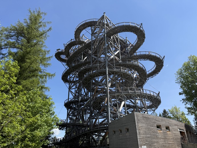 Sky Walk je skvělou atrakcí pro děti dospělé. Z jeho vršku se můžete svést na 110 metrů dlouhé klouzačce.