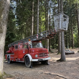 Na venkovním dětském hřišti děti mohou samy volně prolézat starým hasičským autem nebo se svést na dlouhé zip line