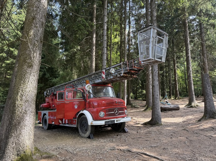Na venkovním dětském hřišti děti mohou samy volně prolézat starým hasičským autem nebo se svést na dlouhé zip line