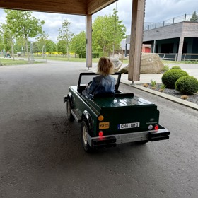 Samostatný půlhodinový výlet v mini Land Roveru kolem hotelu byl dcery splněný sen