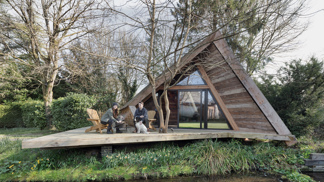 Majitelé si nechali architekty navrhnout projekt tak, aby zvládli chatku postavit sami s pomocí přátel a za použití do nejdostupnějších materiálů. Stavba tak musela být co nejjednodušší a nejpraktičtější.
