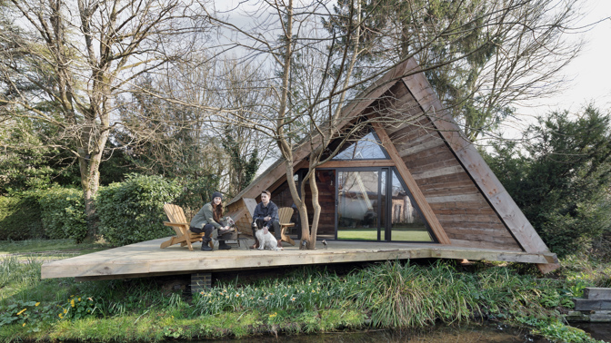 Majitelé si nechali architekty navrhnout projekt tak, aby zvládli chatku postavit sami s pomocí přátel a za použití do nejdostupnějších materiálů. Stavba tak musela být co nejjednodušší a nejpraktičtější.
