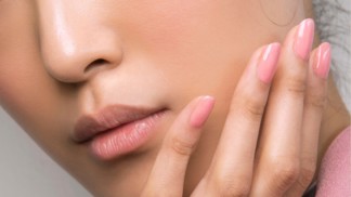 Trendy nehty na závěr léta 2025: Rose water nails jsou skvělou náhradou nahých odstínů
