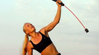 Trápí vás povislé paže? Pomůže vám fitness pomůcka za 250 Kč