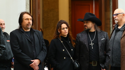 FOTO: David Koller se od členů kapely Lucie držel dál.