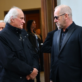 Michael Kocáb a David Koller na pohřbu Oskara Petra.