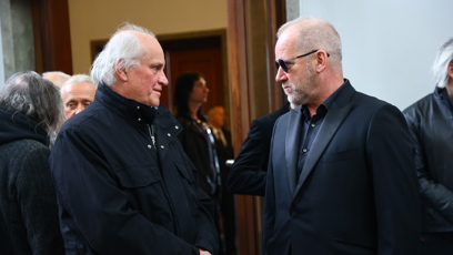 FOTO: Michael Kocáb a David Koller na pohřbu Oskara Petra.