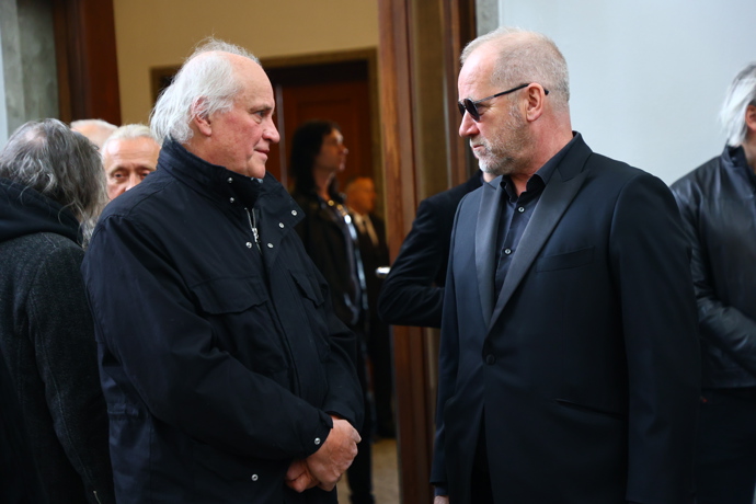 Michael Kocáb a David Koller na pohřbu Oskara Petra.