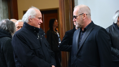 FOTO: Michael Kocáb a David Koller na pohřbu Oskara Petra.