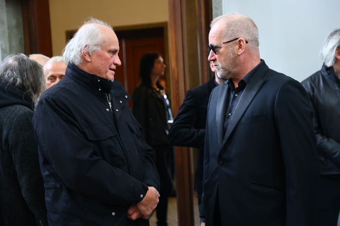 Michael Kocáb a David Koller na pohřbu Oskara Petra.