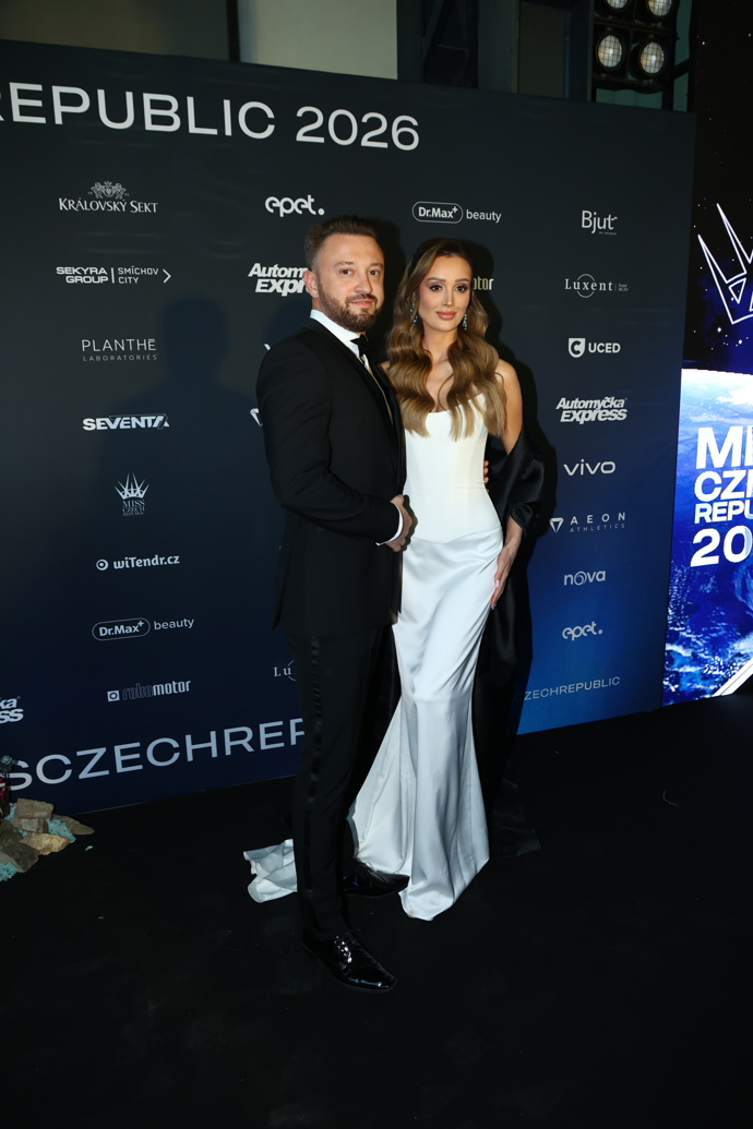 Vítězka Miss Czech Republic 2025 Linda Górecká s doprovodem.